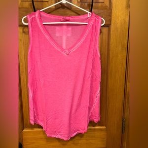 - Zenana vneck sleeveless tank top with hi low hem- XL- brand new